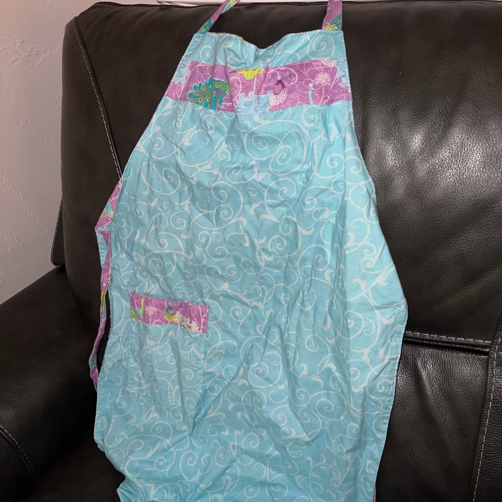 Reversible peacock pattern kitchen apron